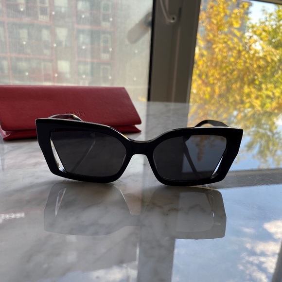 Fendi - Rectangular Sunglasses - Picture 3 of 10